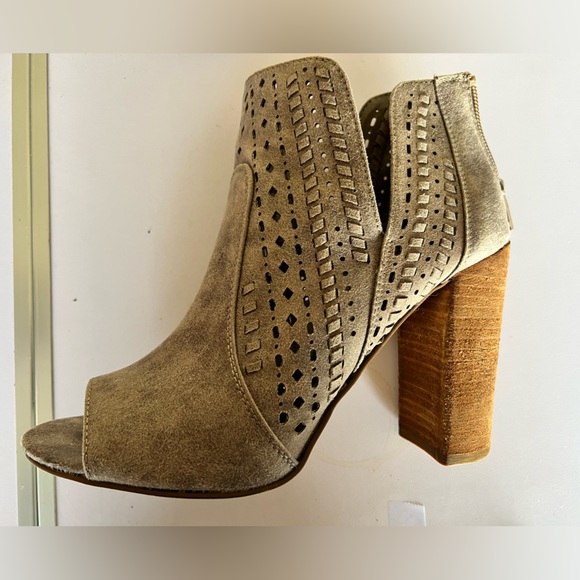 Carlos Santana Open Toe Heels - Picture 2 of 3